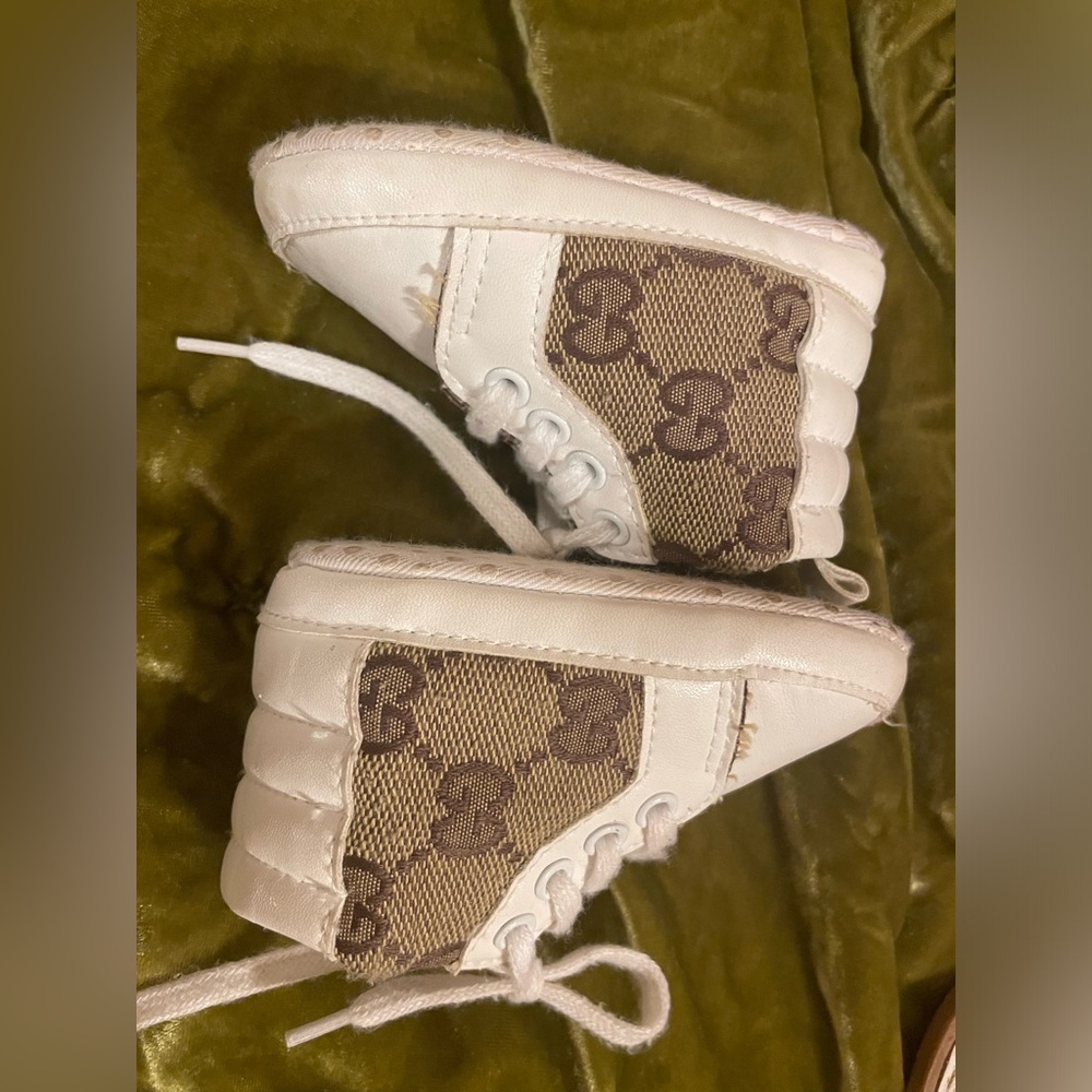 “G” embroidered baby sneakers